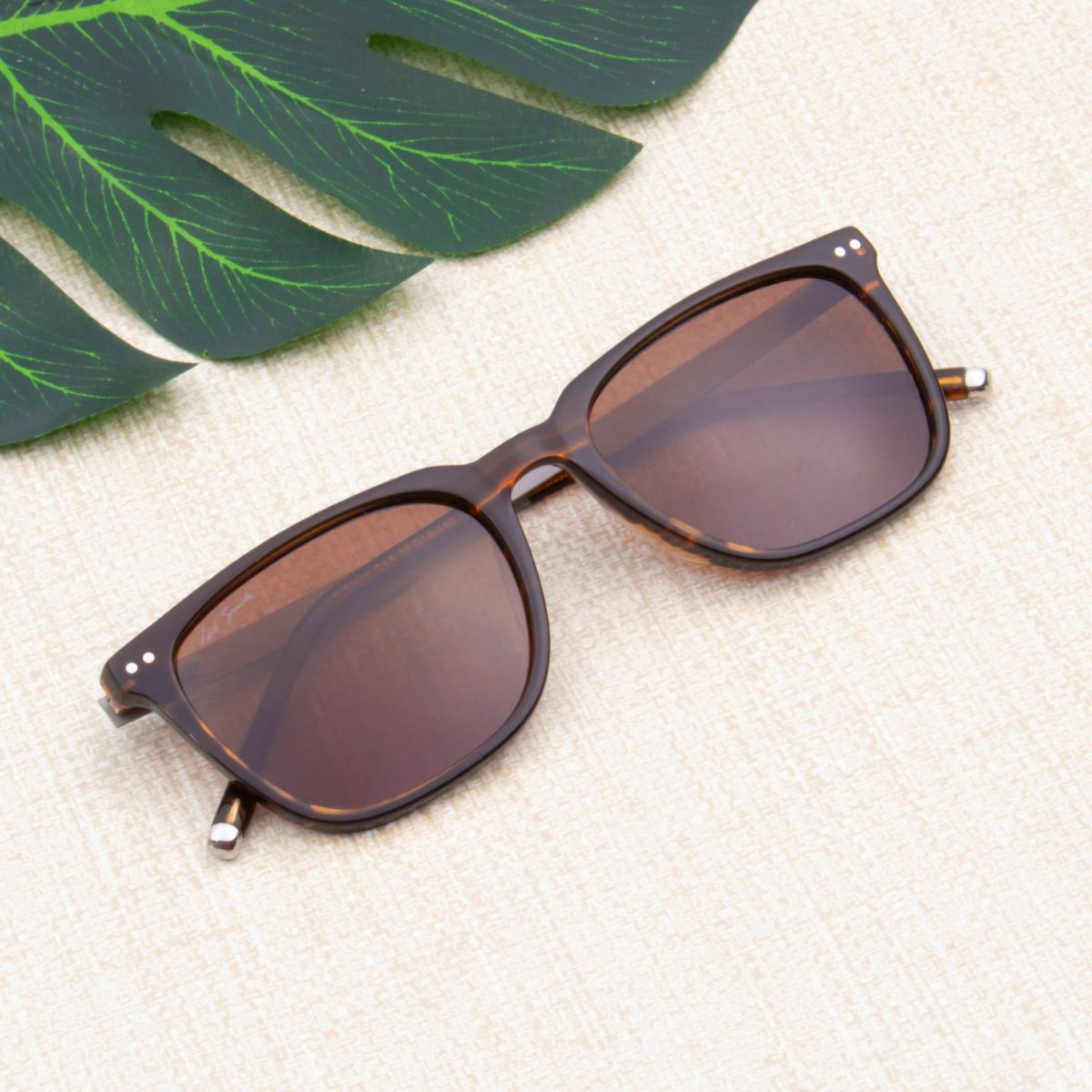 Stylish Polarised Wayfarer Sunglasses With Gold Black Frame And Blue Glasses